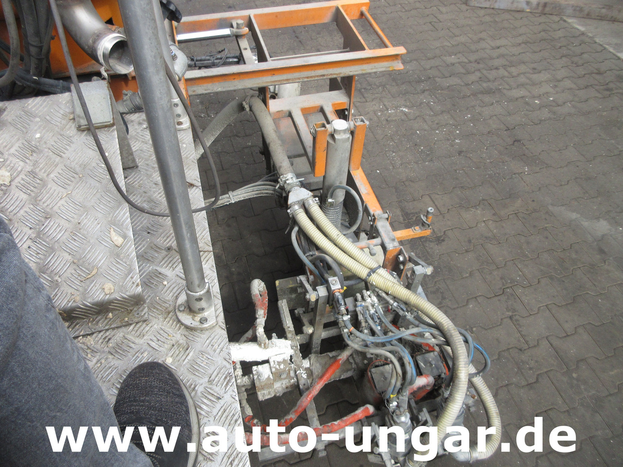 Машина за асфалт Hofmann H75 - 1000 Thermoplastic Roadmarking Machine Truck Mounted Hot Paint: слика 26 Машина за асфалт Hofmann H75 - 1000 Thermoplastic Roadmarking Machine Truck Mounted Hot Paint: слика 26