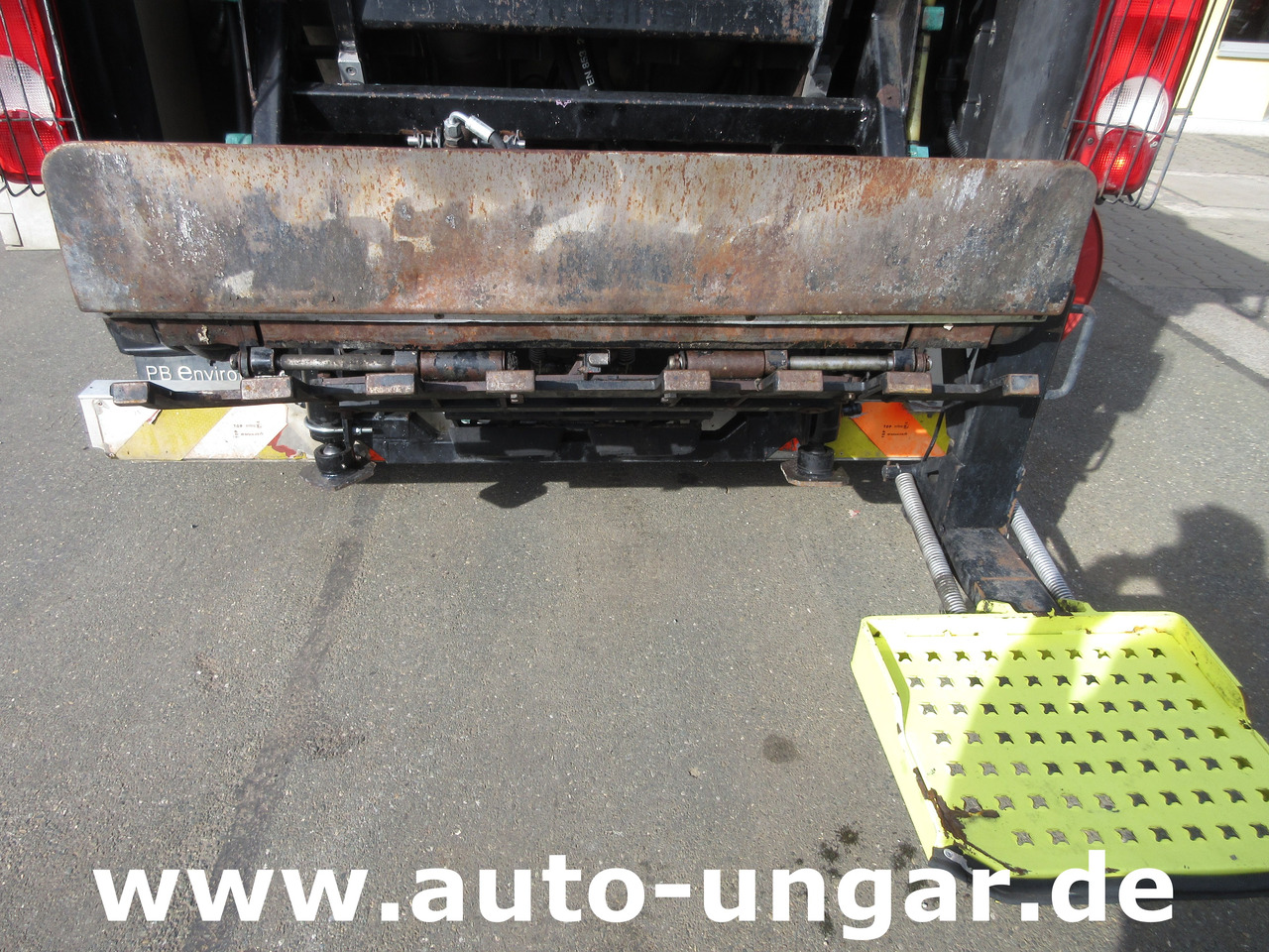 Камион за ѓубре Isuzu NPR 75 Müllwagen Provence Benne - Faun Lifter Presse Kipper Trittbrett Bj 12: слика 7