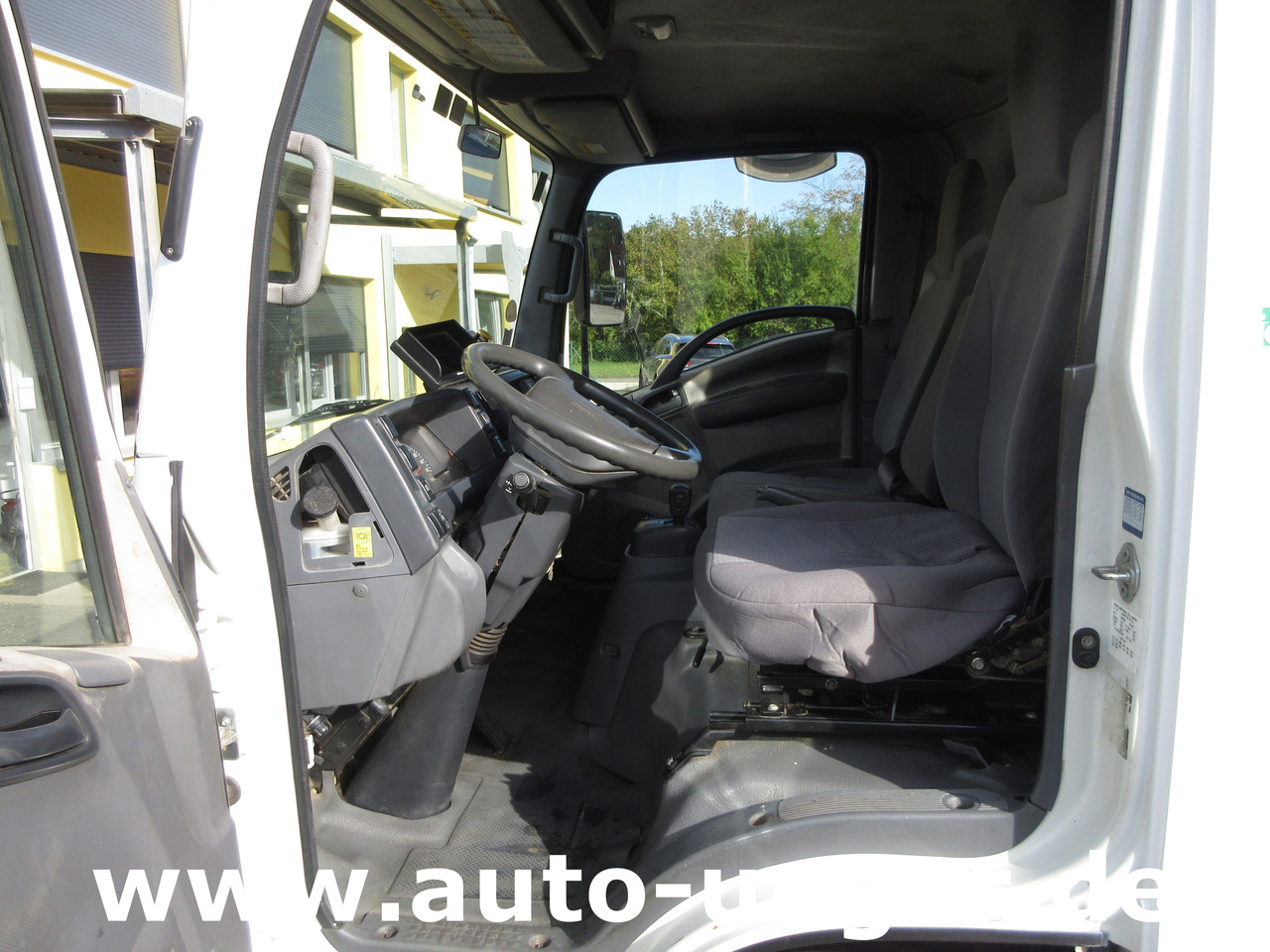 Камион за ѓубре Isuzu NPR 75 Müllwagen Provence Benne - Faun Lifter Presse Kipper Trittbrett Bj 12: слика 9
