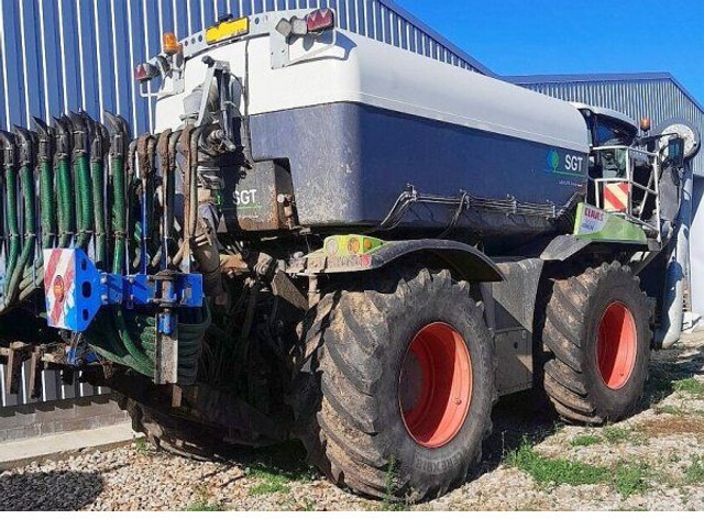 Claas Xerion 4000/783 + SGT(Bauer) - Распрскувач на арско ѓубриво: слика 1 Claas Xerion 4000/783 + SGT(Bauer) - Распрскувач на арско ѓубриво: слика 1