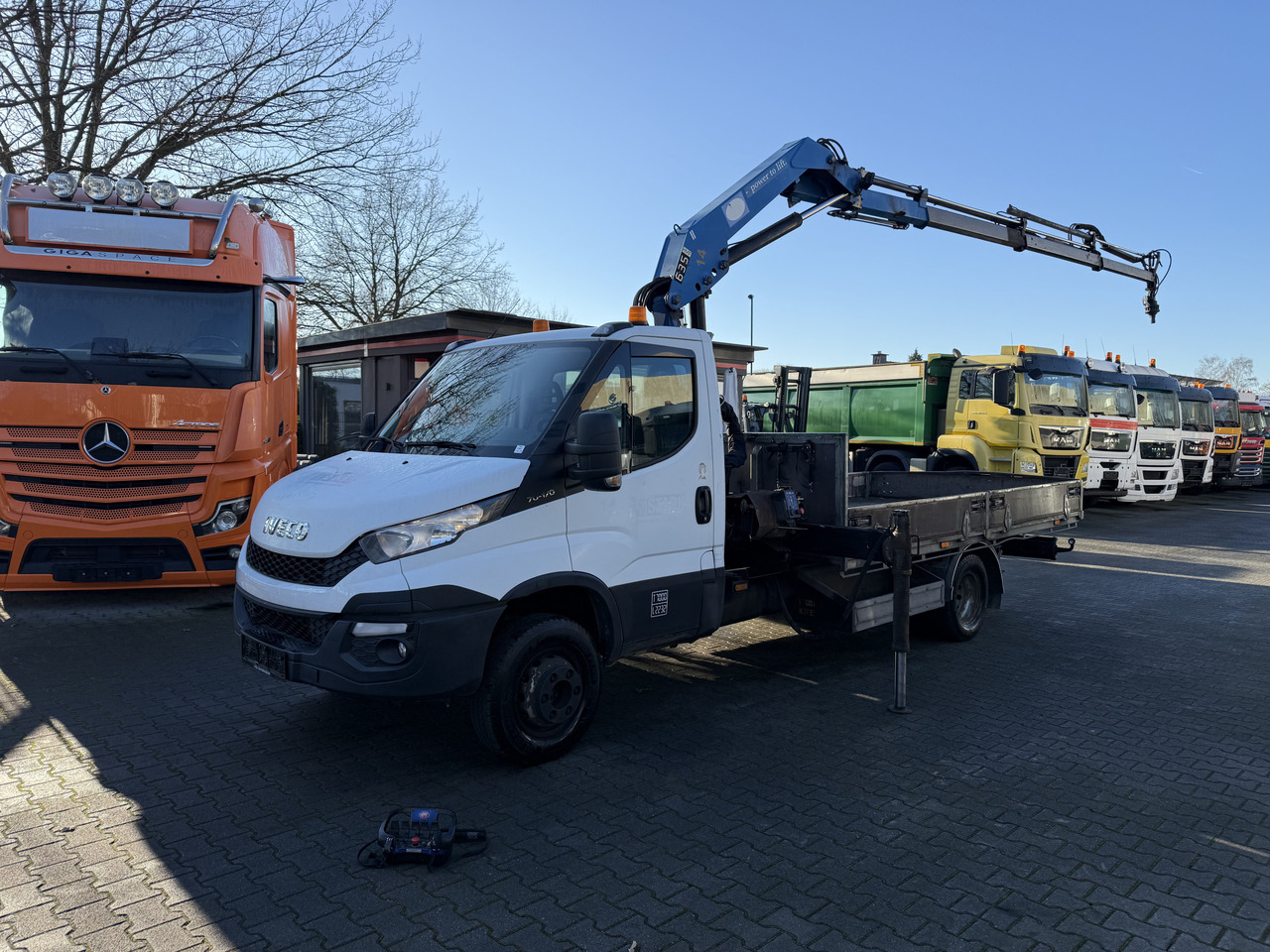 Iveco Daily 70C17 HMF 635 Kran bis 11 Meter - Камион со кран, Комбе со отворен сандак: слика 1 Iveco Daily 70C17 HMF 635 Kran bis 11 Meter - Камион со кран, Комбе со отворен сандак: слика 1