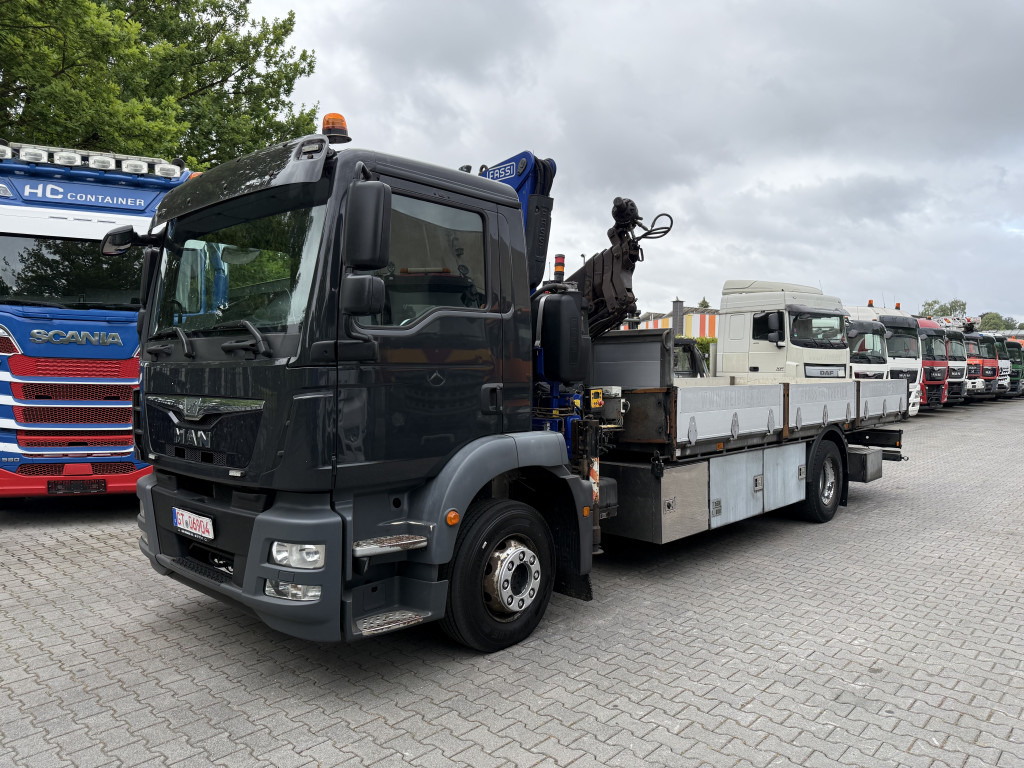 Камион со платформа, Камион со кран MAN TGM 15.250 Kran Fassi F150: слика 1