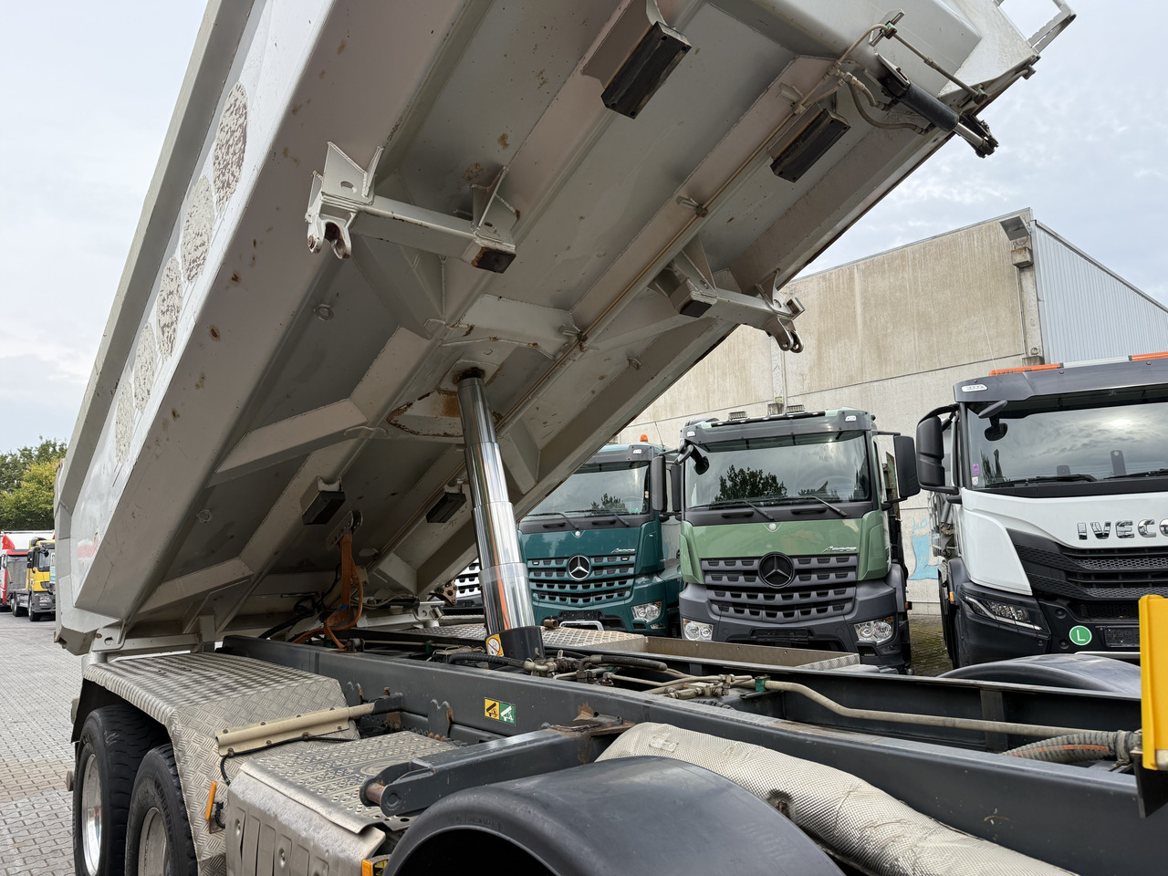 Mercedes-Benz Arocs 3245 K 8X4 - Кипер: слика 2 Mercedes-Benz Arocs 3245 K 8X4 - Кипер: слика 2
