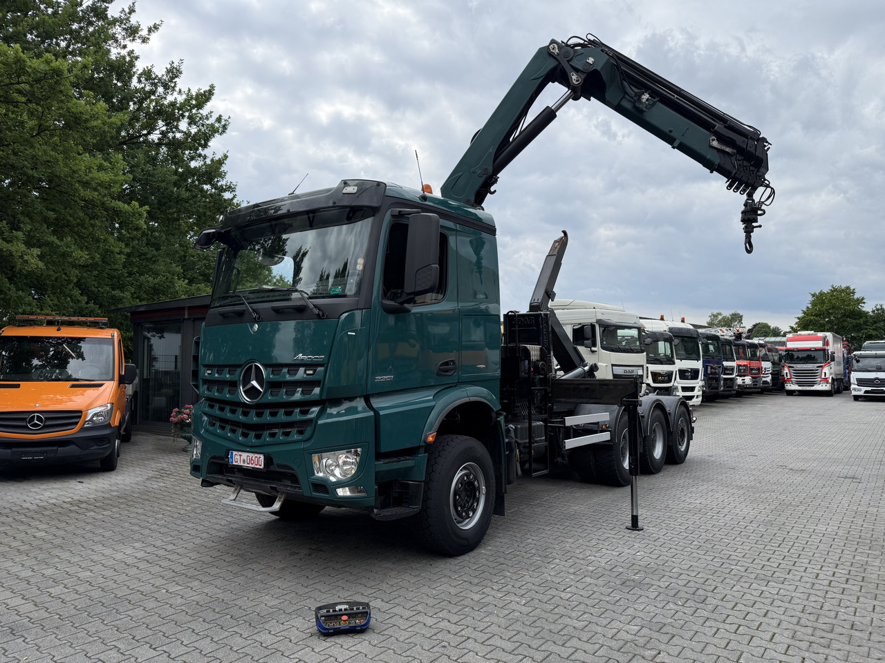 Mercedes-Benz Arocs 3251 8X4 Haken mit Kran HMF 2620 K5 - Камион со кука за подигање, Камион со кран: слика 1 Mercedes-Benz Arocs 3251 8X4 Haken mit Kran HMF 2620 K5 - Камион со кука за подигање, Камион со кран: слика 1