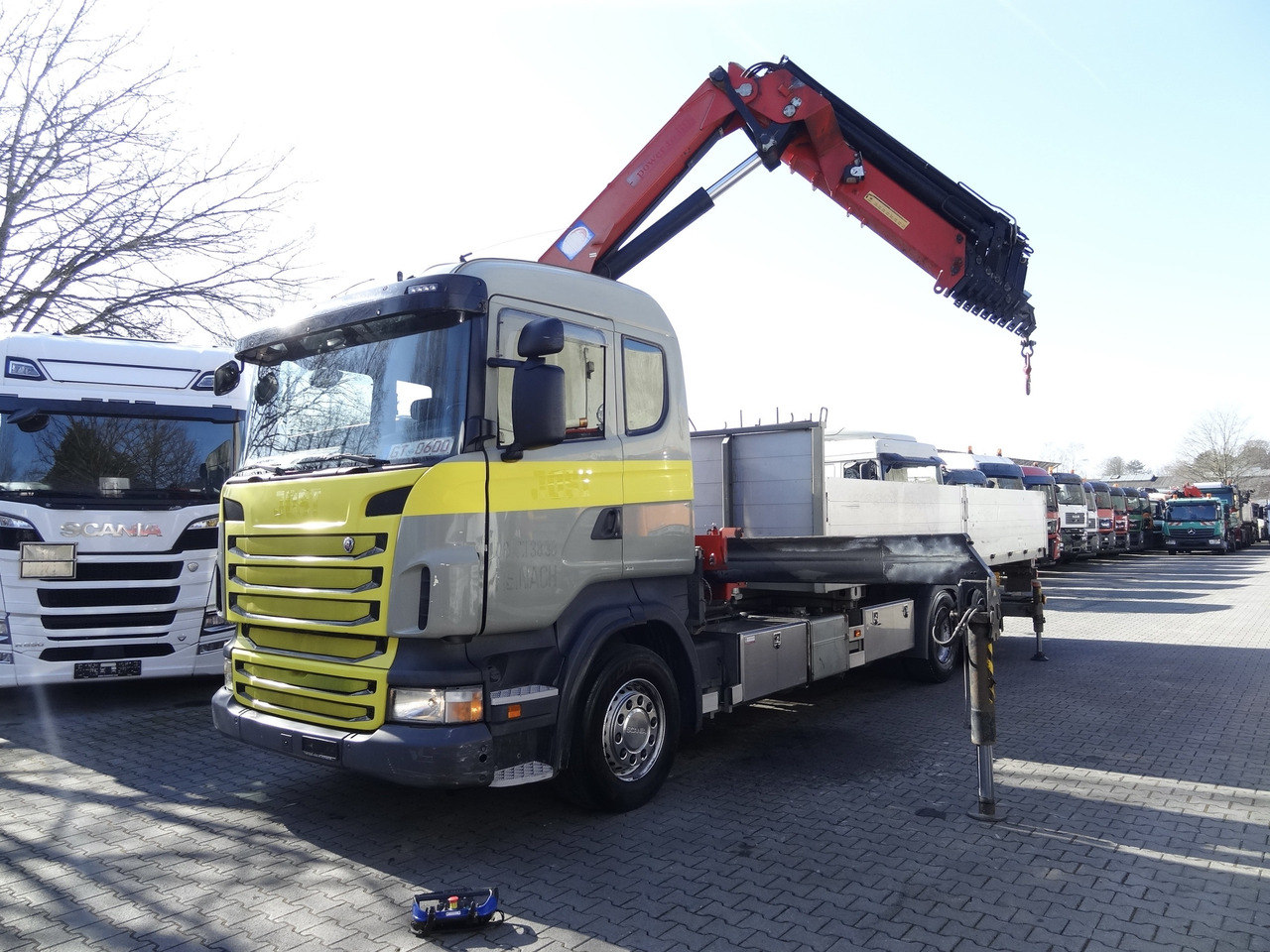 Scania R440 6X2*4 Kran HMF 3000 bis 30 Meter - Камион со платформа, Камион со кран: слика 1 Scania R440 6X2*4 Kran HMF 3000 bis 30 Meter - Камион со платформа, Камион со кран: слика 1