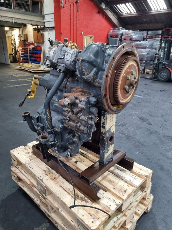 Komatsu WA320-3 Gearbox (Plant) - Менувач за Градежна машина: слика 1 Komatsu WA320-3 Gearbox (Plant) - Менувач за Градежна машина: слика 1