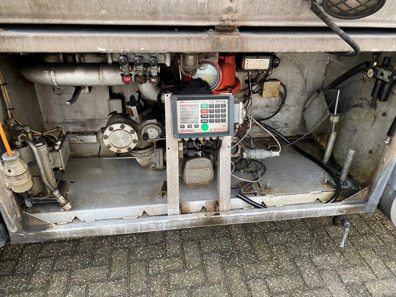 Лизинг на DAF 65CF-240 / FULL STEEL / POMP / 3 COMPARTIMENTS / 8350 LITER / ONLY:25969 KM / EURO-2 / MANUAL / GOOD CONDITION DAF 65CF-240 / FULL STEEL / POMP / 3 COMPARTIMENTS / 8350 LITER / ONLY:25969 KM / EURO-2 / MANUAL / GOOD CONDITION: слика 11