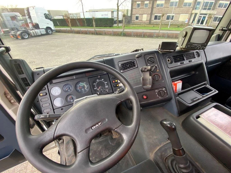 Interior photo 2: Лизинг на DAF 65CF-240 / FULL STEEL / POMP / 3 COMPARTIMENTS / 8350 LITER / ONLY:25969 KM / EURO-2 / MANUAL / GOOD CONDITION DAF 65CF-240 / FULL STEEL / POMP / 3 COMPARTIMENTS / 8350 LITER / ONLY:25969 KM / EURO-2 / MANUAL / GOOD CONDITION
