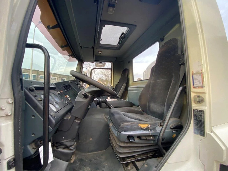 Interior photo 1: Лизинг на DAF 65CF-240 / FULL STEEL / POMP / 3 COMPARTIMENTS / 8350 LITER / ONLY:25969 KM / EURO-2 / MANUAL / GOOD CONDITION DAF 65CF-240 / FULL STEEL / POMP / 3 COMPARTIMENTS / 8350 LITER / ONLY:25969 KM / EURO-2 / MANUAL / GOOD CONDITION