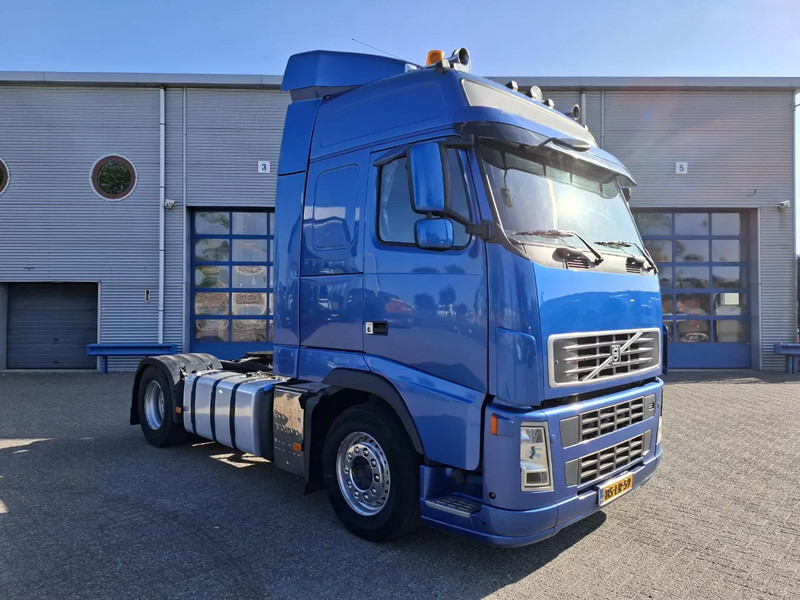 Volvo FH13-400 / HYDRAULICS / NL TRUCK / TUV:14-09-2025 / GLOBETROTTER / FRIGDE / AIRCO / AUTOMATIC / EURO-5 / 2006 - Камион влекач: слика 2 Volvo FH13-400 / HYDRAULICS / NL TRUCK / TUV:14-09-2025 / GLOBETROTTER / FRIGDE / AIRCO / AUTOMATIC / EURO-5 / 2006 - Камион влекач: слика 2