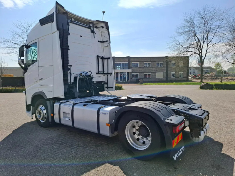 Volvo FH4-500 / VEB+ / DOUBLE TANK / I-PARKCOOL / TUV:08-01-2026 / ALCOA / FRIDGE / GOOD TYRES / AUTOMATIC / EURO-6 / 2018 - Камион влекач: слика 3 Volvo FH4-500 / VEB+ / DOUBLE TANK / I-PARKCOOL / TUV:08-01-2026 / ALCOA / FRIDGE / GOOD TYRES / AUTOMATIC / EURO-6 / 2018 - Камион влекач: слика 3