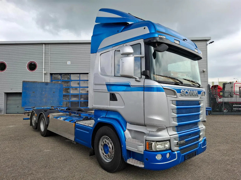 Scania R580 V8 / RETARDER / LIFT+LENKACHSE / FULL-AIR / PLATFORM 2000 KG / LEATHER / AIRCO / AUTOMATIC / EURO-6 / 2014 - Камион со кабинска шасија: слика 2 Scania R580 V8 / RETARDER / LIFT+LENKACHSE / FULL-AIR / PLATFORM 2000 KG / LEATHER / AIRCO / AUTOMATIC / EURO-6 / 2014 - Камион со кабинска шасија: слика 2
