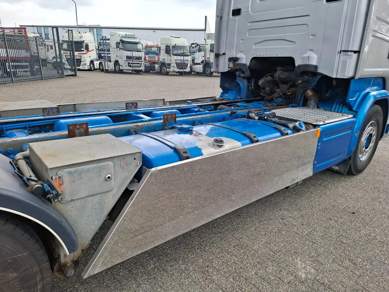 Камион со кабинска шасија Scania R580 V8 / RETARDER / LIFT+LENKACHSE / FULL-AIR / PLATFORM 2000 KG / LEATHER / AIRCO / AUTOMATIC / EURO-6 / 2014: слика 9 Камион со кабинска шасија Scania R580 V8 / RETARDER / LIFT+LENKACHSE / FULL-AIR / PLATFORM 2000 KG / LEATHER / AIRCO / AUTOMATIC / EURO-6 / 2014: слика 9