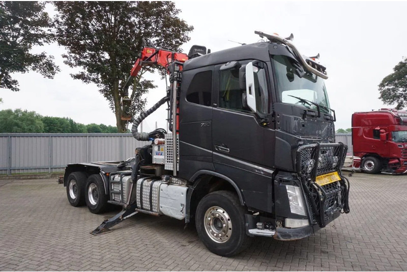 Volvo FH16-750 / ENGINE RUNNING / 6x4 / RETARDER / BIG AXLE / VEB+ / PALFINGER FD250 / EURO-6 / 2016 - Камион за дрва, Камион со кран: слика 4 Volvo FH16-750 / ENGINE RUNNING / 6x4 / RETARDER / BIG AXLE / VEB+ / PALFINGER FD250 / EURO-6 / 2016 - Камион за дрва, Камион со кран: слика 4