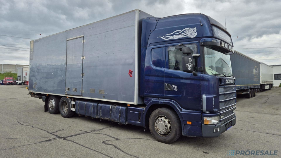 SCANIA R124 LB 6X2 EURO 3 - skříňový + hydraulické čelo - Камион сандучар: слика 1 SCANIA R124 LB 6X2 EURO 3 - skříňový + hydraulické čelo - Камион сандучар: слика 1
