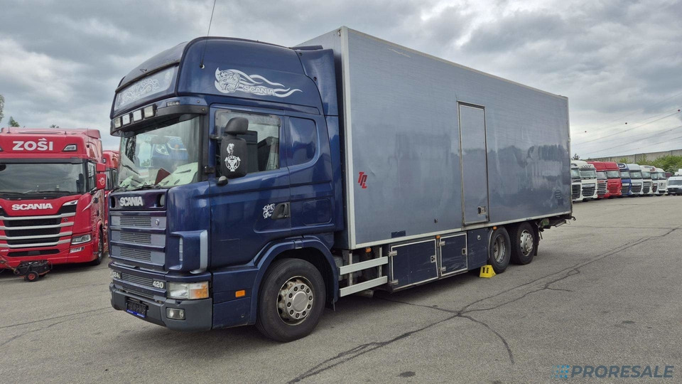 SCANIA R124 LB 6X2 EURO 3 - skříňový + hydraulické čelo - Камион сандучар: слика 2 SCANIA R124 LB 6X2 EURO 3 - skříňový + hydraulické čelo - Камион сандучар: слика 2