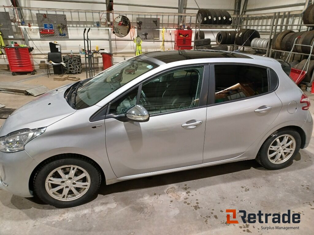 Bil Peugeot 208 Automat - Автомобил: слика 2 Bil Peugeot 208 Automat - Автомобил: слика 2