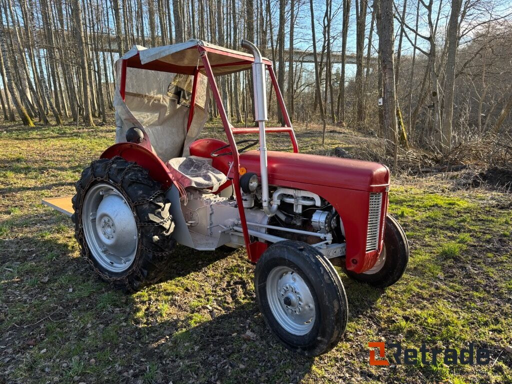 Traktor Ferguson Tea med kedjor och lastbrygga - Земјоделска машина: слика 3 Traktor Ferguson Tea med kedjor och lastbrygga - Земјоделска машина: слика 3