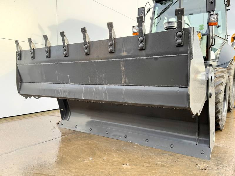 Нов Ровокопач Case 570SV 4WD - 4/1 Bucket / Telescopic Boom / AC: слика 10