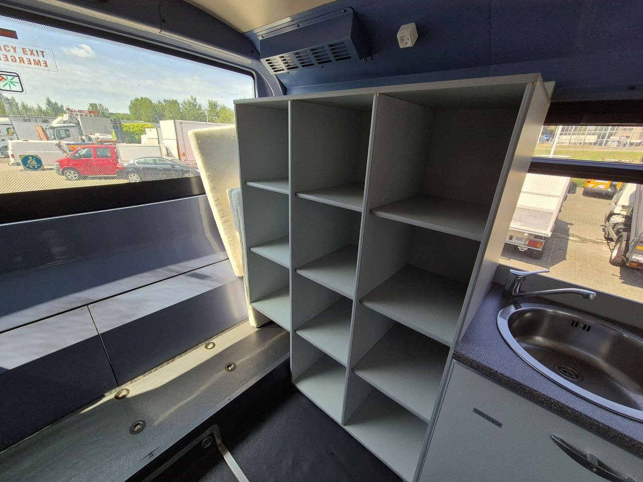 Приградски автобус Irisbus 330 KM / Automat / 24 + 1 Seats / Like Camper / SO LAR Panels: слика 19