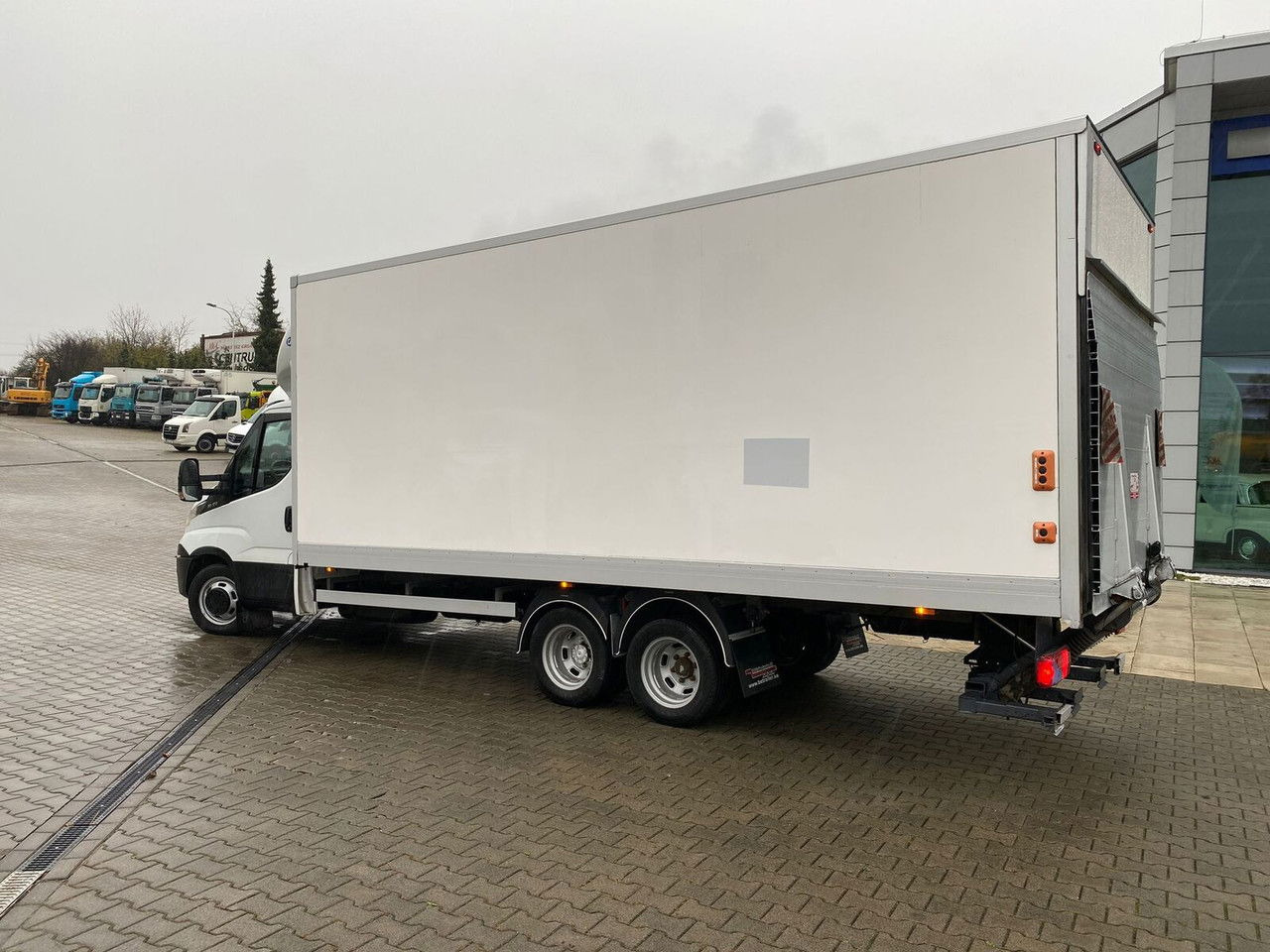 Iveco Daily 35C18 35C180 / NEW Service / Trailer / Euro 6 - Камион сандучар: слика 4 Iveco Daily 35C18 35C180 / NEW Service / Trailer / Euro 6 - Камион сандучар: слика 4