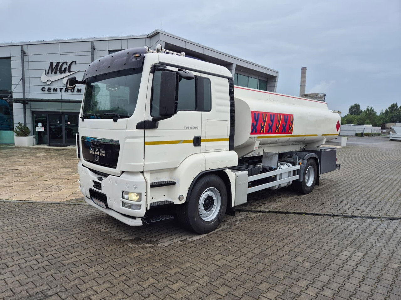 MAN TGS 18.360 OIL Transport / Good Condition - Камион цистерна: слика 2 MAN TGS 18.360 OIL Transport / Good Condition - Камион цистерна: слика 2
