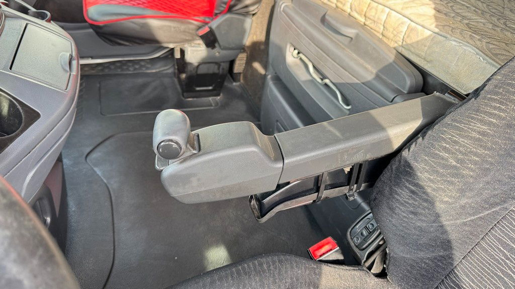 Камион влекач Mercedes-Benz Actros 1844 LS 4x2 tractor unit - clutch: слика 11