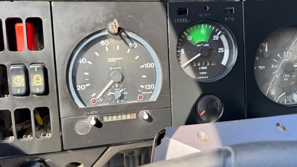 Лизинг на Mercedes-Benz SK 3235 8X4 tipper - V8 Mercedes-Benz SK 3235 8X4 tipper - V8: слика 25 Лизинг на Mercedes-Benz SK 3235 8X4 tipper - V8 Mercedes-Benz SK 3235 8X4 tipper - V8: слика 25