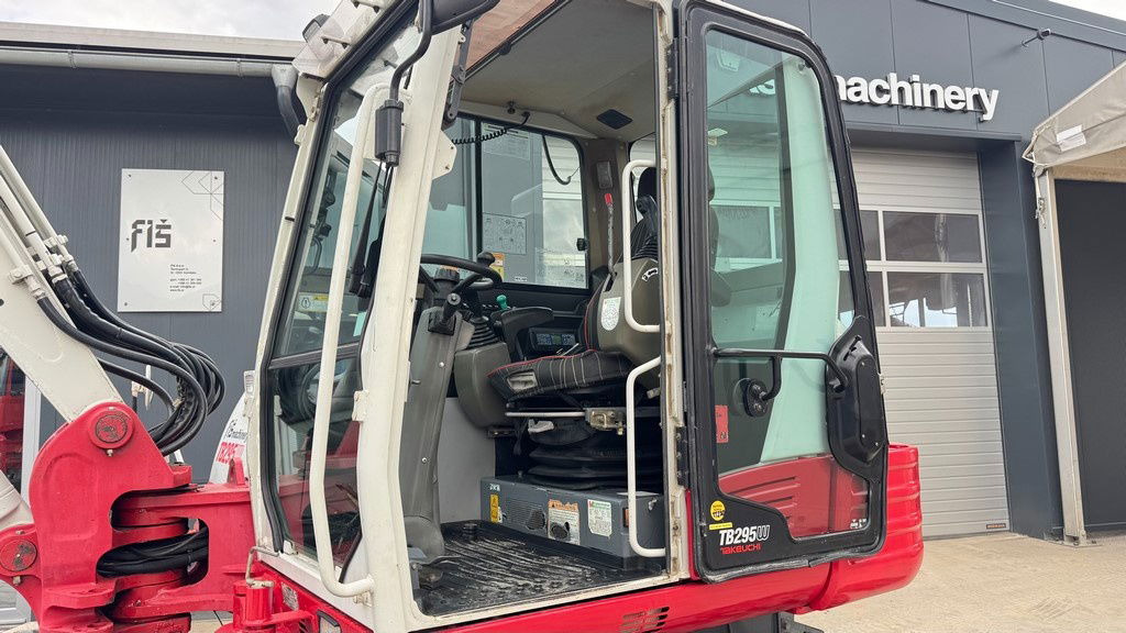 Лизинг на Takeuchi TB295W - 2014 Year - Powertilt - 3X Buckets Takeuchi TB295W - 2014 Year - Powertilt - 3X Buckets: слика 8 Лизинг на Takeuchi TB295W - 2014 Year - Powertilt - 3X Buckets Takeuchi TB295W - 2014 Year - Powertilt - 3X Buckets: слика 8