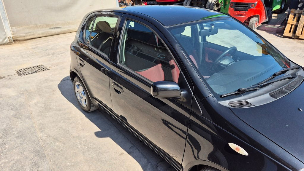 Toyota Yaris 1.3 - Petrol - 5 Doors - AC - Хечбек: слика 4 Toyota Yaris 1.3 - Petrol - 5 Doors - AC - Хечбек: слика 4