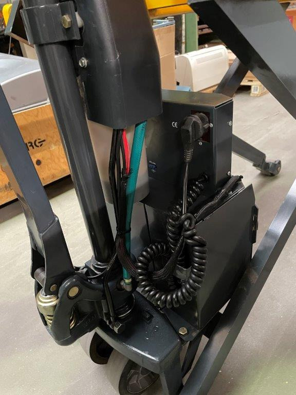 5 (five) scissor pallet truck with electric drive and quick lift pump Jungheinrich model TMX-E 10 - Вилушкар за палети: слика 5 5 (five) scissor pallet truck with electric drive and quick lift pump Jungheinrich model TMX-E 10 - Вилушкар за палети: слика 5