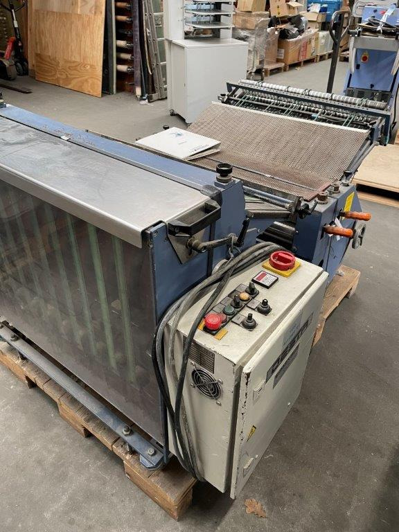 DESTA BAS-FSA 700 - combinable pressing unit with vertical stack delivery from 2006 - Машина за виткање хартија: слика 3 DESTA BAS-FSA 700 - combinable pressing unit with vertical stack delivery from 2006 - Машина за виткање хартија: слика 3