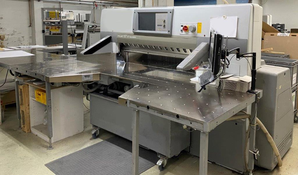 Large sized cutting system Polar 137 XT-AT with stacking lifter, automatic vibrator, scale and optional unloader - Машина за сечење хартија: слика 1 Large sized cutting system Polar 137 XT-AT with stacking lifter, automatic vibrator, scale and optional unloader - Машина за сечење хартија: слика 1