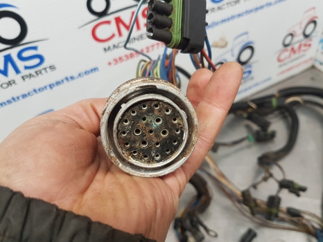 Case 5120, 5130, 5140 Transmission Wiring Loom 1546495c1, 1987581c1 - Појас за кабел/ Жица: слика 4 Case 5120, 5130, 5140 Transmission Wiring Loom 1546495c1, 1987581c1 - Појас за кабел/ Жица: слика 4