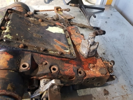Deutz Dx Series Dx110, Dx85, Dx90, Dx120 Lift Cover Complete K4340648 - Хидраулика за Трактор: слика 2 Deutz Dx Series Dx110, Dx85, Dx90, Dx120 Lift Cover Complete K4340648 - Хидраулика за Трактор: слика 2