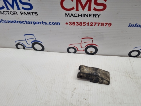Ford 6610 Q Cab Rear Window Latch Lh/rh 83909519, D6nn94408n01a,83909518 - Врата и делови: слика 1 Ford 6610 Q Cab Rear Window Latch Lh/rh 83909519, D6nn94408n01a,83909518 - Врата и делови: слика 1
