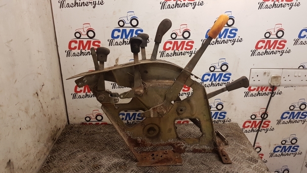 Massey Ferguson 4255 Cab Lift Rear Console Controls 3814519m92 - Кабина и ентериер за Трактор: слика 5 Massey Ferguson 4255 Cab Lift Rear Console Controls 3814519m92 - Кабина и ентериер за Трактор: слика 5