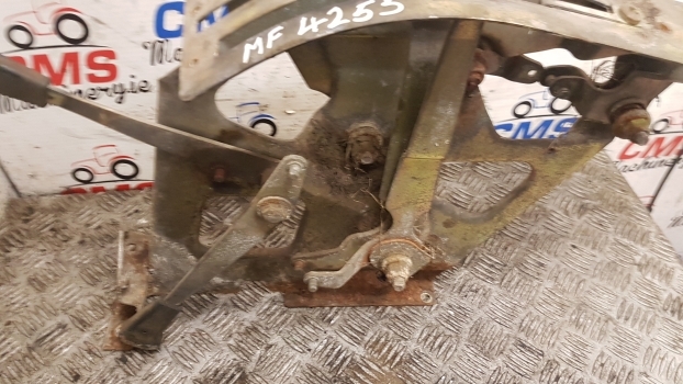 Massey Ferguson 4255 Cab Lift Rear Console Controls 3814519m92 - Кабина и ентериер за Трактор: слика 4 Massey Ferguson 4255 Cab Lift Rear Console Controls 3814519m92 - Кабина и ентериер за Трактор: слика 4