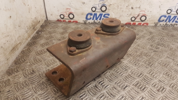 Massey Ferguson 690, 698, 699 Cab Suspension Bracket Mounting Lhs 1680876m91 - Суспензија на кабината за Трактор: слика 3 Massey Ferguson 690, 698, 699 Cab Suspension Bracket Mounting Lhs 1680876m91 - Суспензија на кабината за Трактор: слика 3