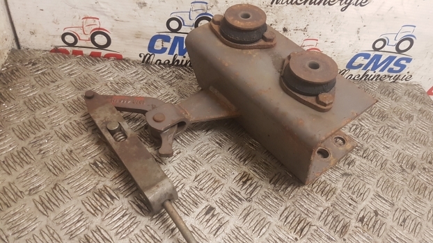 Massey Ferguson 690, 698, 699 Cab Suspension Bracket Mounting Rhs 1679774m93 - Суспензија на кабината за Трактор: слика 2 Massey Ferguson 690, 698, 699 Cab Suspension Bracket Mounting Rhs 1679774m93 - Суспензија на кабината за Трактор: слика 2