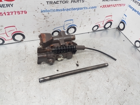 Massey Ferguson 690, 698, 699 Lift Cover Hydraulic Selector Valve - Хидрауличен вентил за Трактор: слика 1 Massey Ferguson 690, 698, 699 Lift Cover Hydraulic Selector Valve - Хидрауличен вентил за Трактор: слика 1