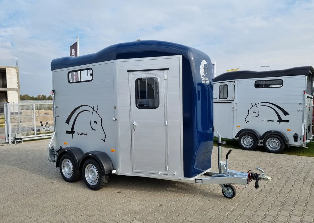 CHEVAL LIBERTÉ Touring Country + siodlarnia | przyczepa dla dwóch koni z rampą z przodu | 2000 kg DMC - Приколка за коњи: слика 3 CHEVAL LIBERTÉ Touring Country + siodlarnia | przyczepa dla dwóch koni z rampą z przodu | 2000 kg DMC - Приколка за коњи: слика 3