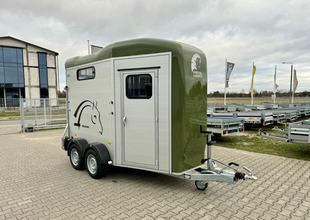 CHEVAL LIBERTÉ Touring Country + siodlarnia | przyczepa dla dwóch koni z rampą z przodu | 2000 kg DMC - Приколка за коњи: слика 2 CHEVAL LIBERTÉ Touring Country + siodlarnia | przyczepa dla dwóch koni z rampą z przodu | 2000 kg DMC - Приколка за коњи: слика 2