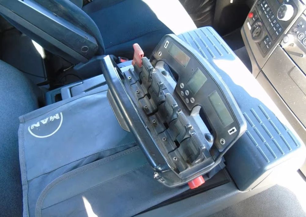 Кипер, Камион со кран MAN TGS 26.400 6x6 – Wywrotka 3-stronna Meiller + Żuraw HIAB 166 E3 HIPRO – 429.222 km – Euro 4: слика 11 Кипер, Камион со кран MAN TGS 26.400 6x6 – Wywrotka 3-stronna Meiller + Żuraw HIAB 166 E3 HIPRO – 429.222 km – Euro 4: слика 11