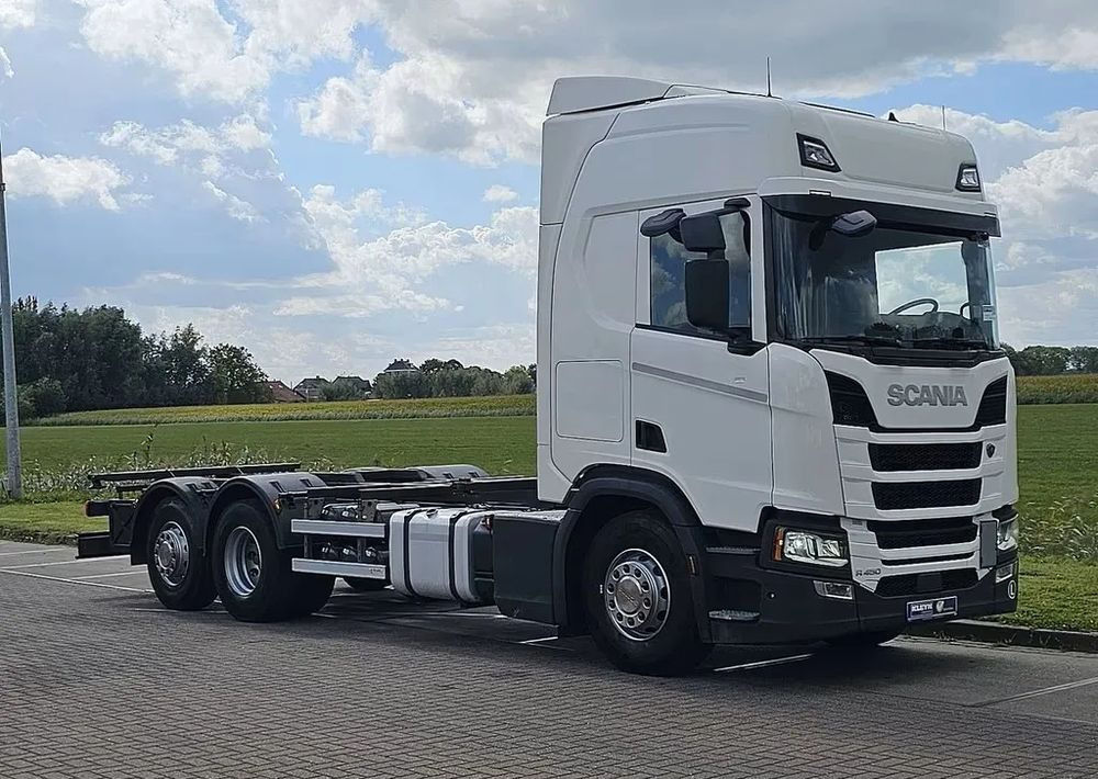 Scania R450 6x2 – / Pojazd do zabudów wymiennych / Automat / Euro 6/ liftowa trzecia oś, zawieszenie pneumatyczne + resory - Камион со кабинска шасија: слика 1 Scania R450 6x2 – / Pojazd do zabudów wymiennych / Automat / Euro 6/ liftowa trzecia oś, zawieszenie pneumatyczne + resory - Камион со кабинска шасија: слика 1