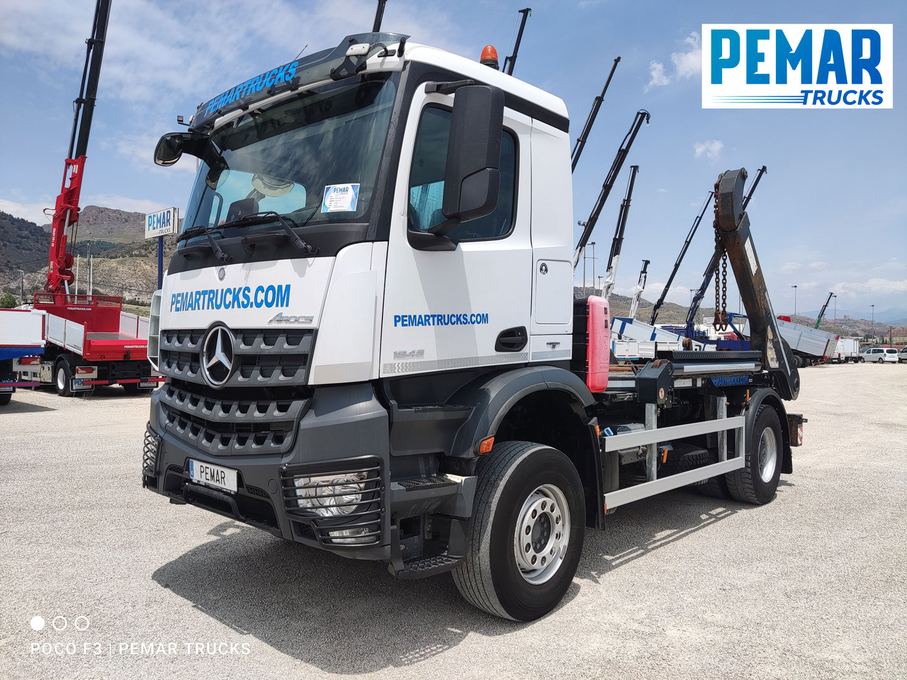 MERCEDES-BENZ AROCS 1845 PORTACONTENEDOR CADENAS - Камион за подигање контејнери: слика 2 MERCEDES-BENZ AROCS 1845 PORTACONTENEDOR CADENAS - Камион за подигање контејнери: слика 2