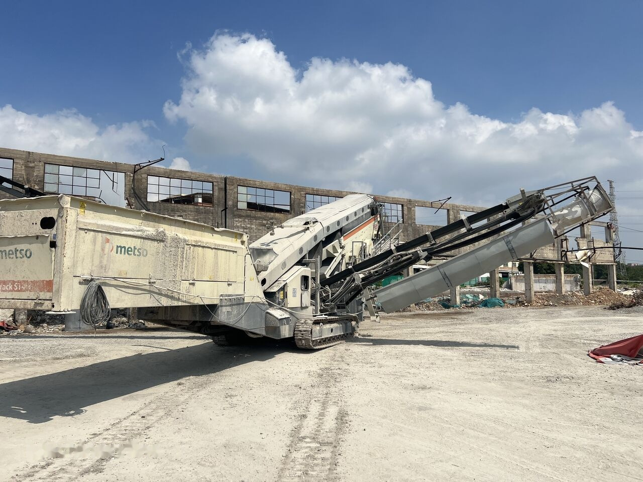 Metso LOKOTRACK ST4.8 SCALPER STONE VIBRATING SCREEN - Мобилна дробилка: слика 1 Metso LOKOTRACK ST4.8 SCALPER STONE VIBRATING SCREEN - Мобилна дробилка: слика 1