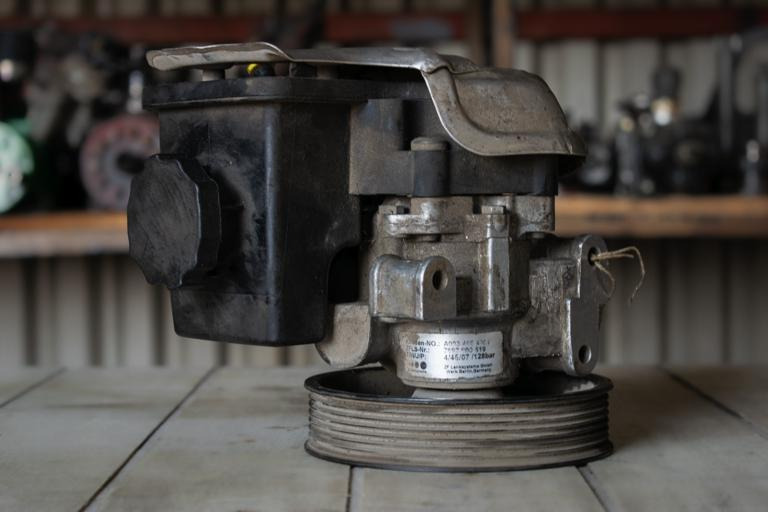 MERCEDES-BENZ SPRINTER (903) 313 CDI HYDRAULIC POWER STEERING PUMP - Управувачка пумпа за Камион: слика 2 MERCEDES-BENZ SPRINTER (903) 313 CDI HYDRAULIC POWER STEERING PUMP - Управувачка пумпа за Камион: слика 2