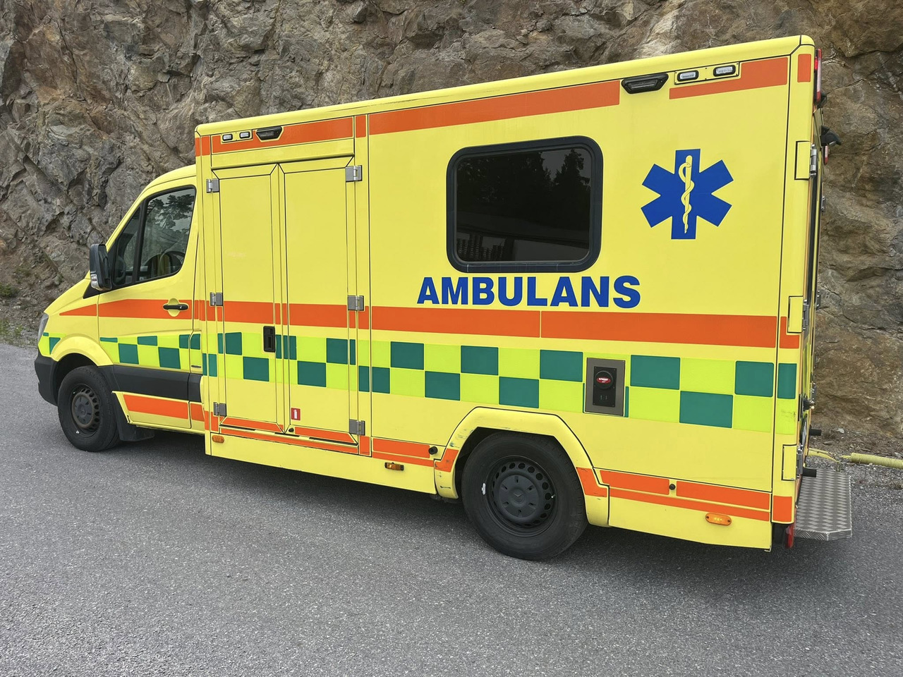MERCEDES-BENZ Sprinter 319 - AMBULANCE / Krankenwagen / швидка допомога - Амбулантно возило: слика 3 MERCEDES-BENZ Sprinter 319 - AMBULANCE / Krankenwagen / швидка допомога - Амбулантно возило: слика 3