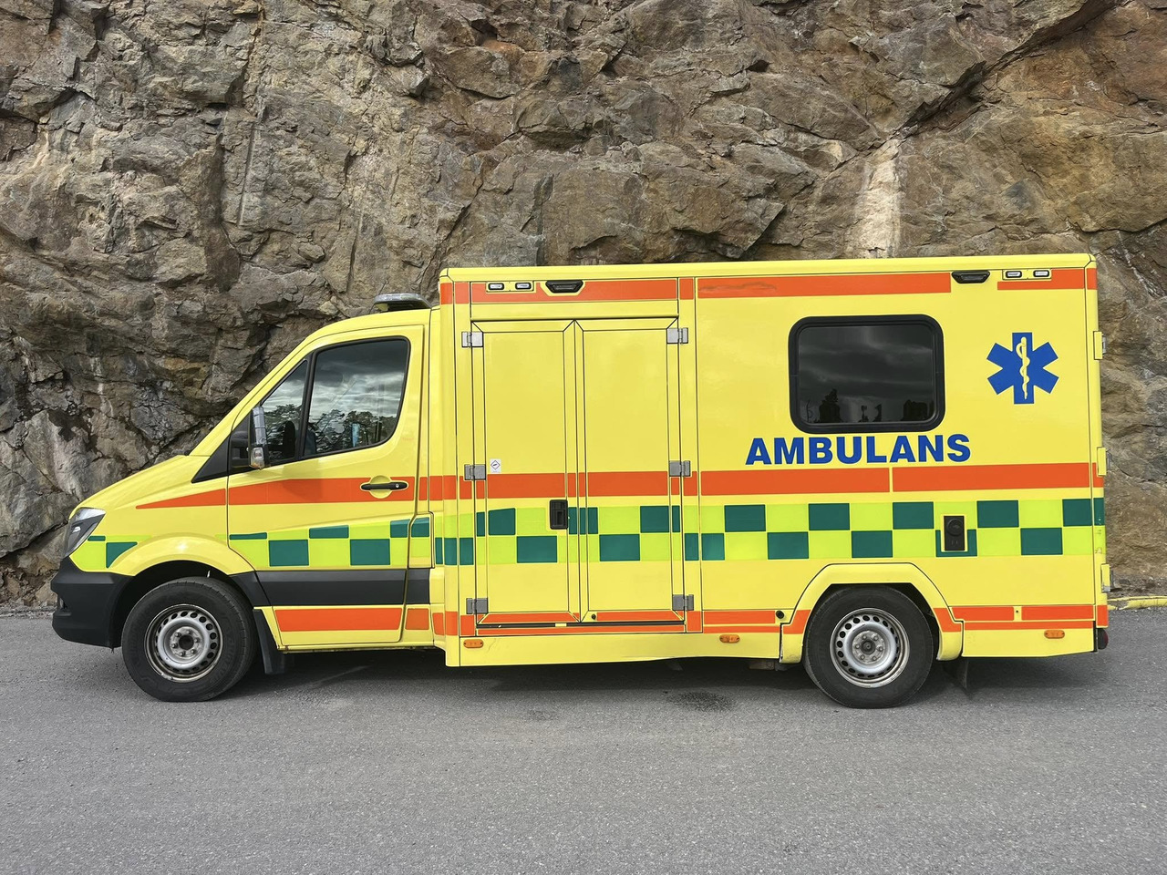 Mercedes-Benz Sprinter 319 - AMBULANCEBOX / Krankenwagen / ambulance - Амбулантно возило: слика 1 Mercedes-Benz Sprinter 319 - AMBULANCEBOX / Krankenwagen / ambulance - Амбулантно возило: слика 1